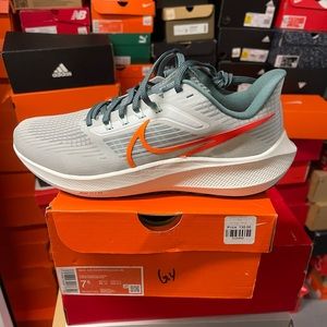 Nike Air Zoom Pegasus 39 size 9.5 gray and red